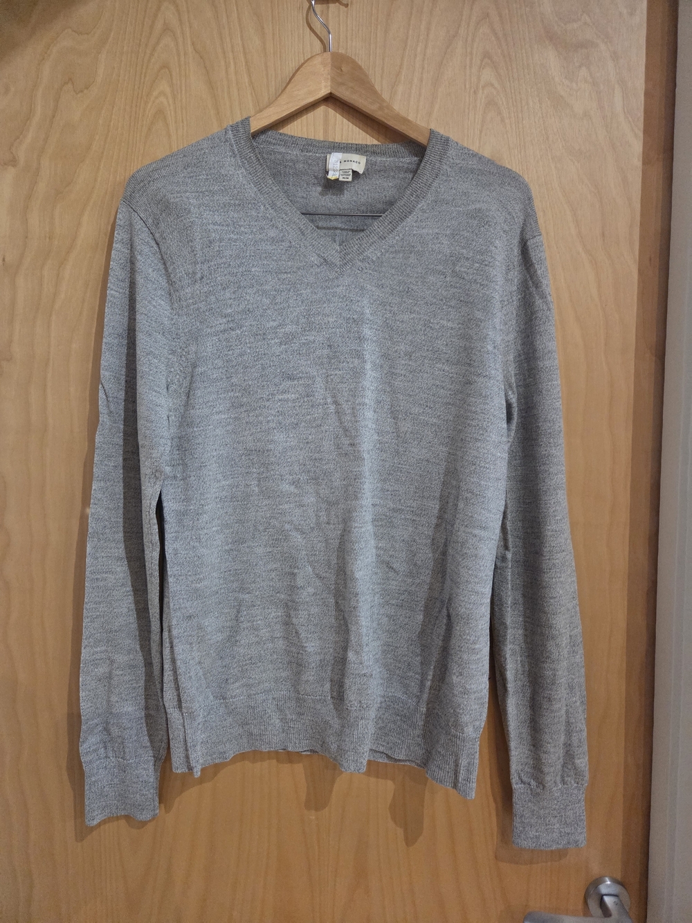 Club Monaco Men's Light Grey V-Neck Sweater